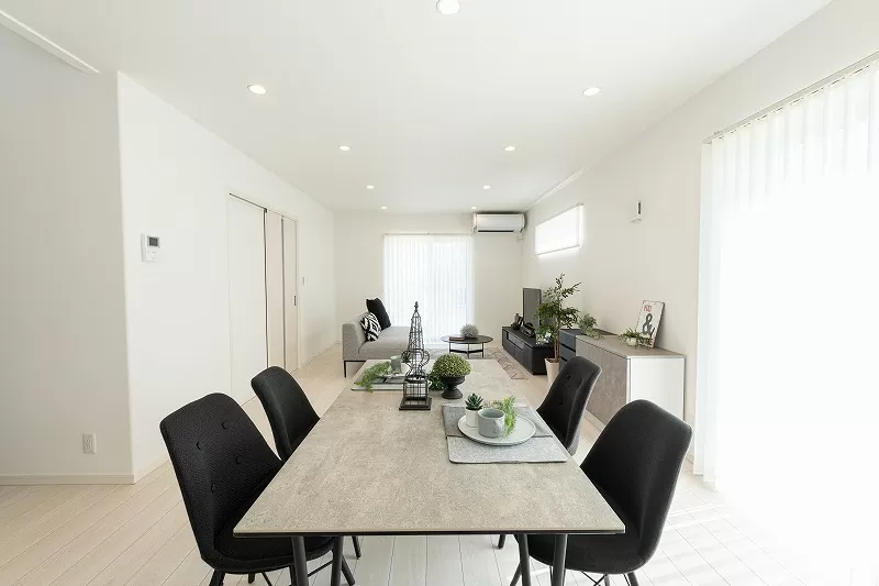 オープン階段×吹き抜けで開放的なリビング〜シンプルイズベストなユニテハウス〜